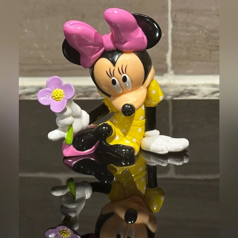 Minnie Mouse with Flowers Cake Topper 💕🌺Topper only no candy flowers inc…